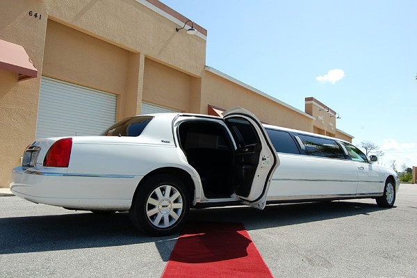 8 Person Lincoln Stretch Limo San Diego
